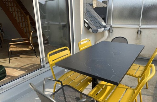 Saint-Cast-le-Guildo Apartment | Grand Appartement Duplex Rénové Avec Goût à 100 m de la Plage Avec 2 Chambres Pour 4 Personnes