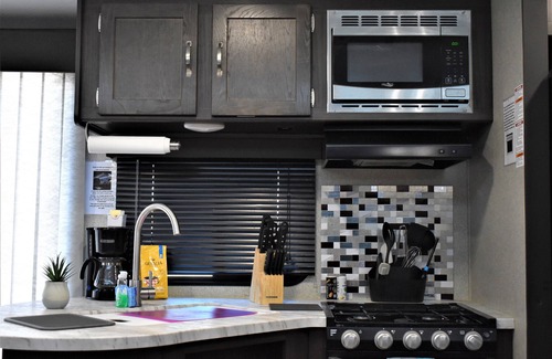 Williams House | Grand Canyon RV Glamping Luxury Suite (Glamping Getaway)