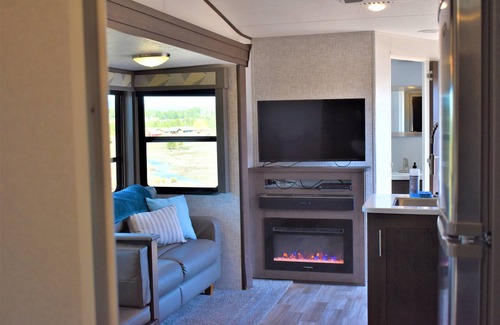 Williams House | Grand Canyon RV Glamping Deluxe Luxury Suite (Glamping Getaway - With Fireplace)