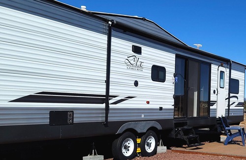 Williams House | Grand Canyon RV Glamping Deluxe Luxury Suite (Glamping Getaway - With Fireplace)