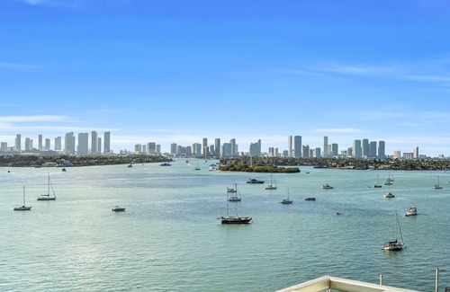 West Avenue Apartment | Grand Deluxe High Floor Bay View Private Balcony Suite Vintage Style Design