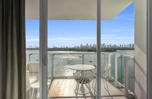 West Avenue Apartment | Grand Deluxe High Floor Bay View Private Balcony Suite Vintage Style Design