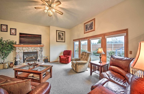 Greenacres House | Grand Getaway w/Hot Tub in Spokane Valley!