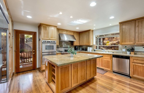 Skyland House | Grand Lake Stay, Hot Tub, Private Beach, Sleeps 10