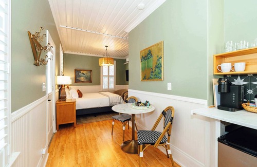 Historic Railroad District Apartment | Grand Luxe Suite with Jetted Tub