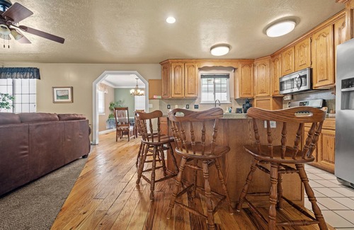 North Ogden House | Grand Ogden Lodge, Hot Tub, Close to Ski Resorts – 6 BR | 5 Baths | Hot Tub