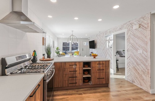 Como Cottage | GRAND OPENING- LUXURY COUNTRY GETAWAY WALK TO LAKE! Ski, Ice Castles!