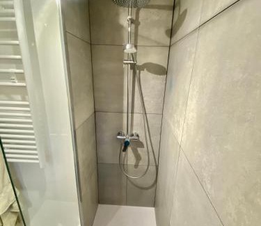 Briancon Apartment | Grand studio classé 4 étoiles avec jardin et garage vélo, moto