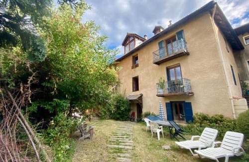 Briancon Apartment | Grand studio classé 4 étoiles avec jardin et garage vélo, moto