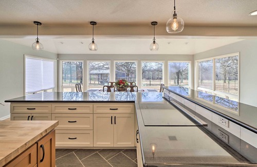 Tulsa House | Grand Tulsa Getaway with Private Pond, Dock & Deck