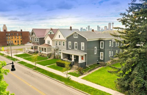 Downtown Niagara Falls Apartment | Grand View, walk to the Falls, Casino and Attractions
