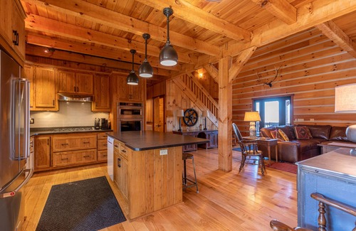 West Jefferson Cabin | Grand Vista Lodge - Huge Cabin 5min to West Jefferson Downtown! VIEWS, Hot Tub, Pool Table, Firepit!