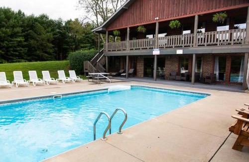 Laurelville House | Grande Butte Lodge - by The Chalets