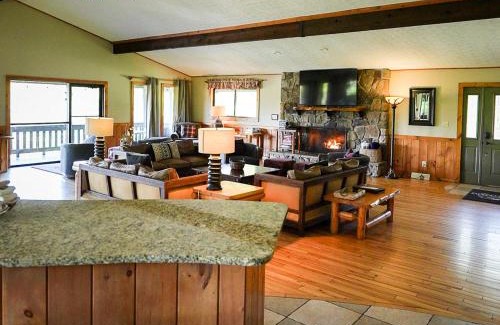 Laurelville House | Grande Butte Lodge - by The Chalets