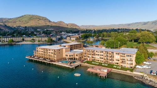 Chelan Apartment | Grandview Lake Chelan- Waterfront View, Pool, Hot tub, Golf, 1 Min To Downtown