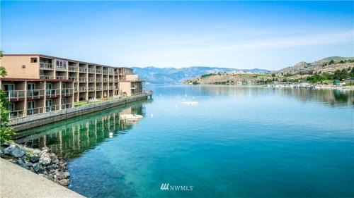 Chelan Apartment | Grandview Lake Chelan- Waterfront View, Pool, Hot tub, Golf, 1 Min To Downtown
