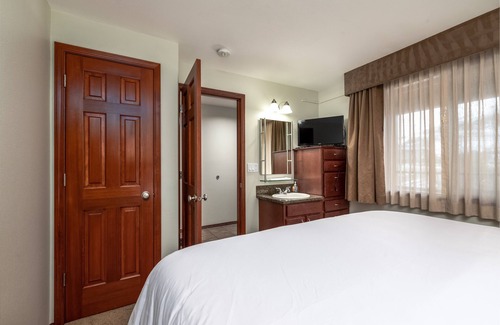Chelan Condo | Grandview River View 645! Luxury Waterfront condo, sleeps up to 6!