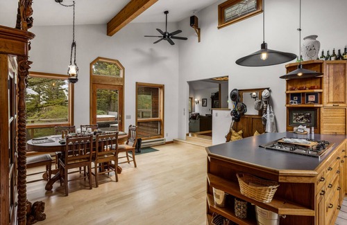 Bozeman House | Grassy Ridge -Tranquil retreat with views in the Bridger Canyon with hot tub!