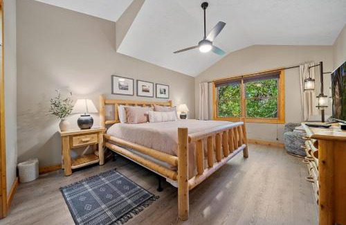 Black Bear Falls House | Gray Fox Den Theater & Arcade, Hot Tub, Views