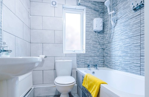 Anfield House | Great 3 bed property wifi and parking
