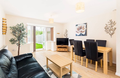 Tipton House | Great 4 bed house in Black Country