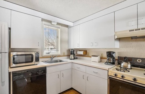 Stowe Area Condo | Great Deal! Prime Ski Week at Village Green in Stowe - Feb 24 to Mar 2;