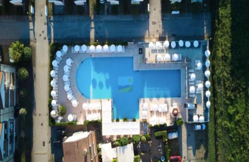 Rosapineta Apartment | Great flat in a residence with pool in Rosolina