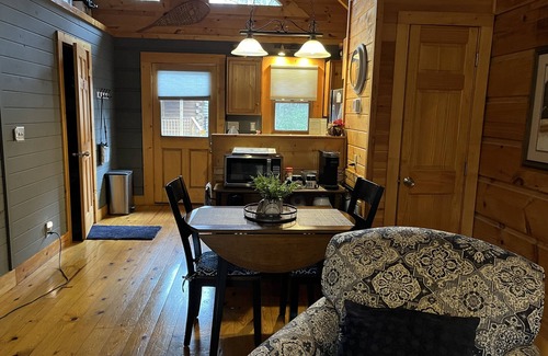 Gatlinburg Cabin | Great For Couples. Great Location. Close To Downtonwn Gatlinburg.