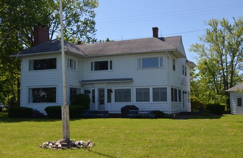 Geneva House | GREAT GETAWAY ! a 3200 sq. ft. LAKEFRONT HOUSE, LARGE YARD 176ft. OF WATERFRONT
