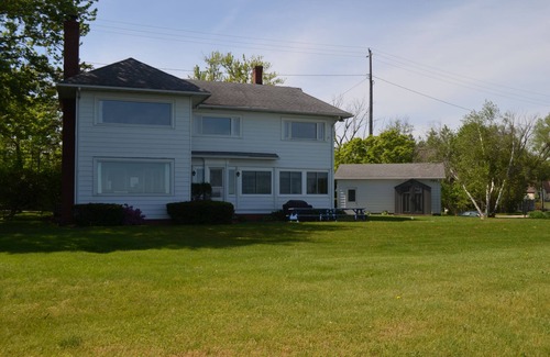 Geneva House | GREAT GETAWAY ! a 3200 sq. ft. LAKEFRONT HOUSE, LARGE YARD 176ft. OF WATERFRONT
