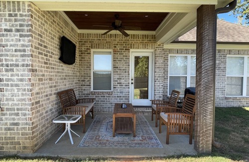Oxford House | GREAT HOME FOR FOOTBALL GAMES AND GRADUATION! 5 MILES FROM SQUARE AND CAMPUS!
