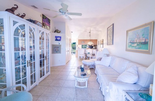 Hammock Bay Condo | Great location 5 minutes to Marco Island and many Golf Courses! Cozy 2 bedrooms