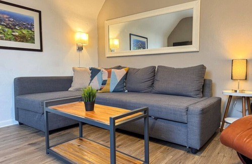 Mount Oliver Apartment | Great Location, 8 Beds (Sleeps 10) w/Parking