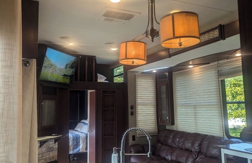 Gatlinburg - Pigeon Forge House | Great Location! Huge Luxury RV 2 full bedrooms plus loft right behind Dollywood.
