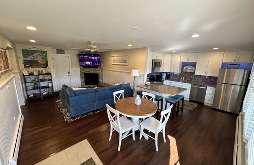 Lake Michigan Beach Villa | GREAT OCT DATES for apple picking & wine tasting. Rent 2 nights 3rd night free.