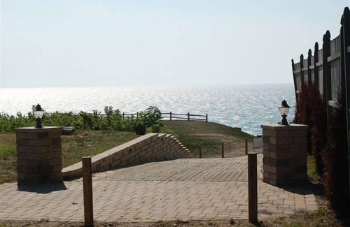 Lake Michigan Beach Villa | GREAT OCT DATES for apple picking & wine tasting. Rent 2 nights 3rd night free.
