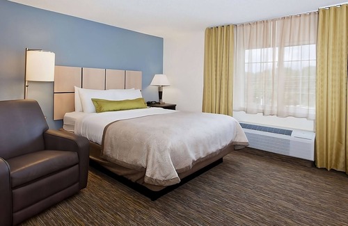 Southfield Hotel | Great Relaxing Overnight Stay! Convenient Room w/Kitchen, FREE Parking