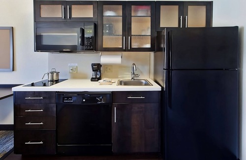 Southfield Hotel | Great Relaxing Overnight Stay! Convenient Room w/Kitchen, FREE Parking