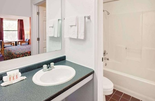 Muskogee House | Great Relaxing Overnight Stay at Knights Inn Muskogee! Pet-friendly Property