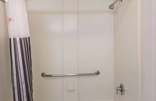 Guasti Hotel | Great Relaxing Overnight Stay! Relaxing Unit to Enjoy. Pool Access, Free Parking