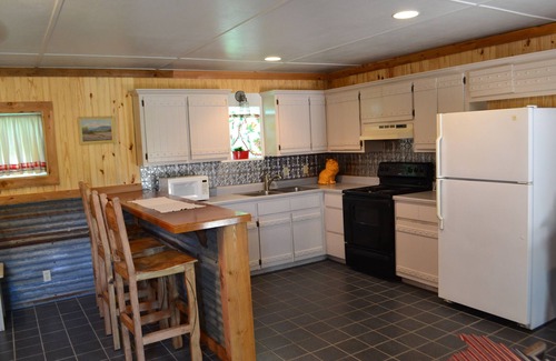 Fredericksburg House | Great reviews,secluded,jacuzzi tub,full kitchen,deck area,pet friendly,WiFi