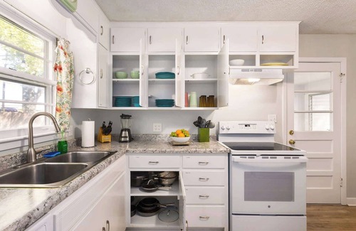 Lee's Summit House | Great Stay in Lee's Summit Sleeps10 Put-Put Golf