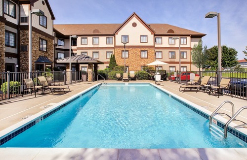 Middletown Condo | Great Value! 2 Bedroom Suite | Free Breakfast + Shared Outdoor Pool. Near Ford Motor Company!