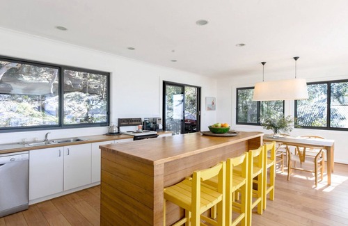 Killcare House | Great views, easy walk to beach and bay in bush setting