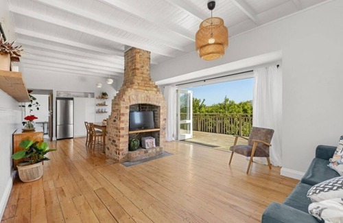 Raglan House | Great views of Raglan bar, harbour and Raglan town, central location.