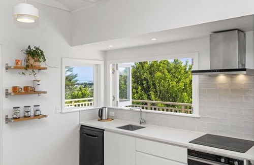 Raglan House | Great views of Raglan bar, harbour and Raglan town, central location.
