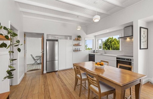 Raglan House | Great views of Raglan bar, harbour and Raglan town, central location.