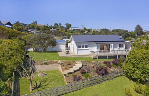 Raglan House | Great views of Raglan bar, harbour and Raglan town, central location.