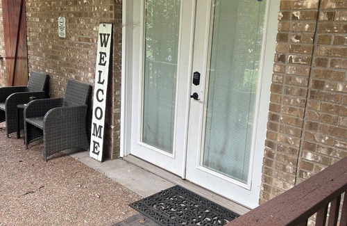 Saint Mary Of The Woods House | Great Weekend Getaway! Renovated in 2023, Zero Contact Booking, Pool Table, Wifi