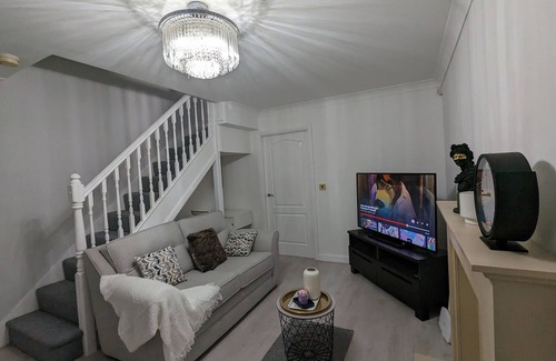 Walsall House | Greatmindz's home away from home Semi-detached house with 2 king size bedrooms